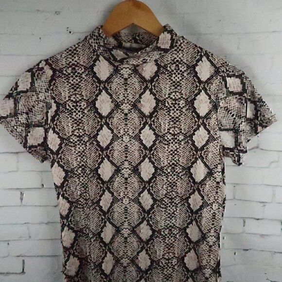 OLIVIA RAE BROWN SNAKESKIN PRINT SHORT SLEEVE MOCK NECK TOP SIZE MEDIUM - Picture 4 of 8
